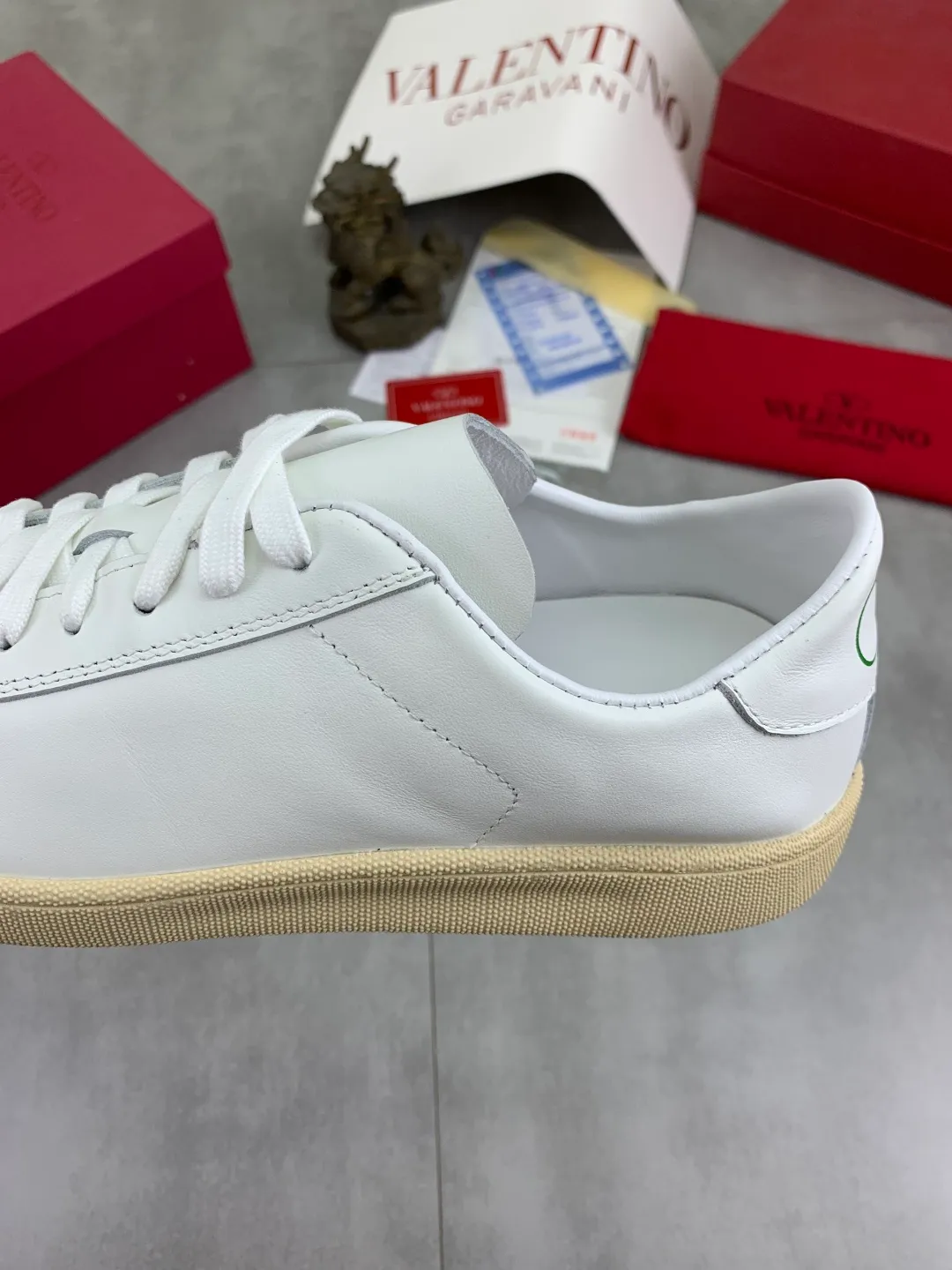 Men's men's shoes 💰P520 New style 💰 Top version Valentino Valentino 25/ Royco series Cherry 🍒Couple style Casual sneakers White shoes Original purchase and development Production Classic and timeless low-top sneakers outline a lazy silhouette, supplemented by low-key and restrained brand details, evolved into a must-have item in the wardrobe, comfortable and versatile!  ✔️Fabric: Original customized first-layer cowhide ✔️Inner lining: Imported breathable sheep lining ✔️Sole: Original molded anti-slip rubber material ✔️Size: 38-45
